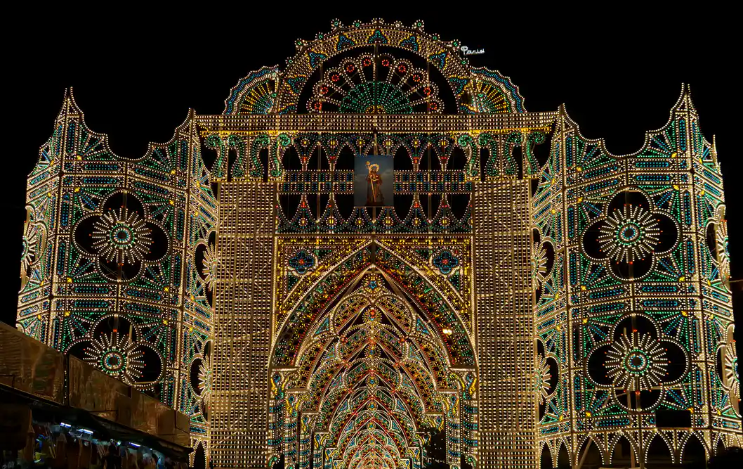 Spettacolari luminarie tradizionali accese a Scorrano durante una festa patronale nel Salento