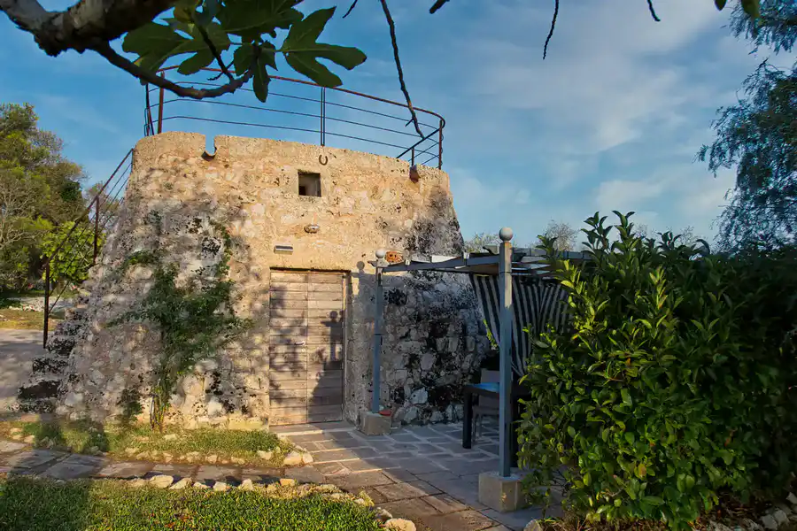 Antica Liama rurale restaurata in pietra viva e muretti a secco a Case al Frantoio